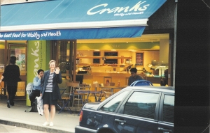 Kristina utanför veg-restaurangen Cranks i London 1999